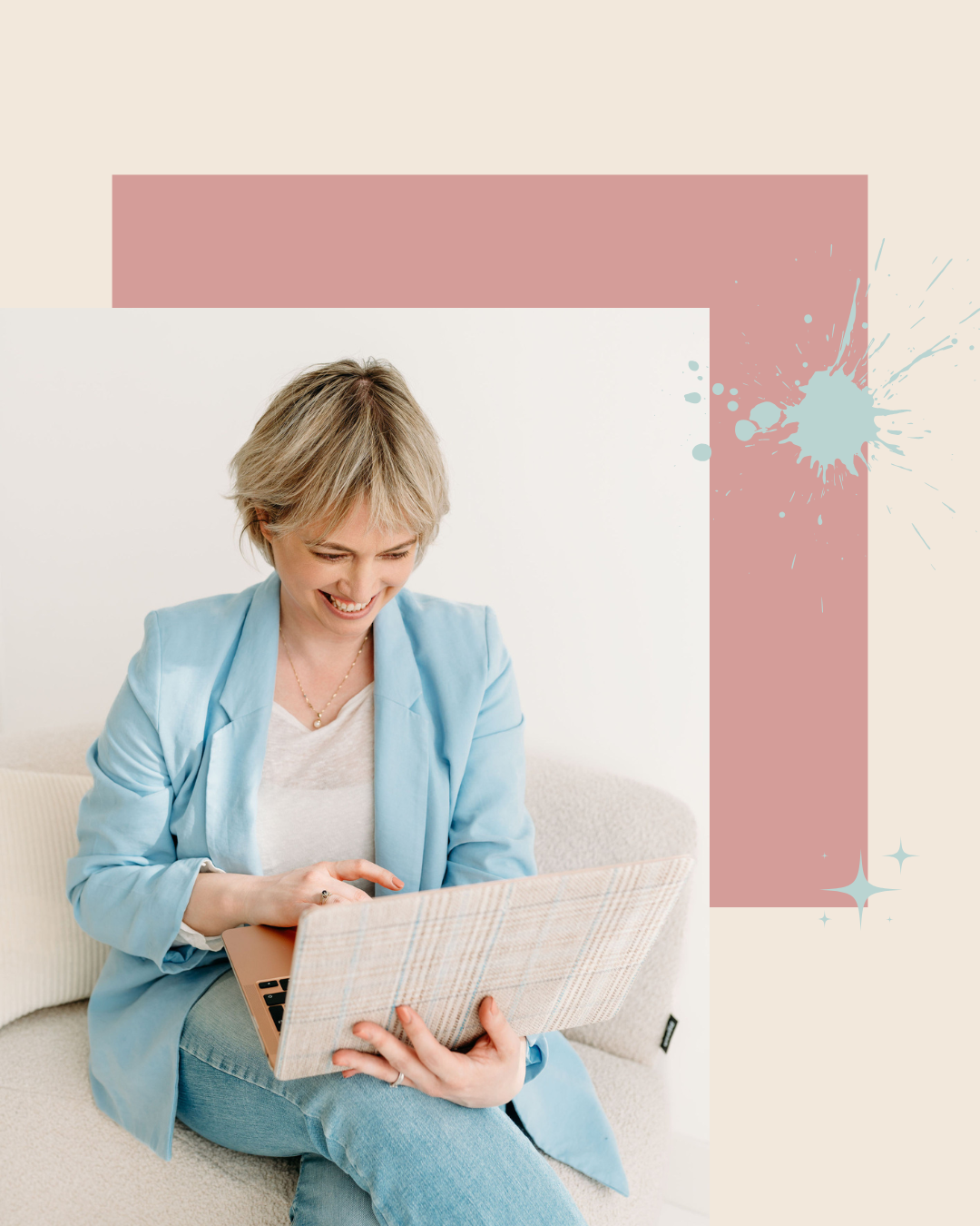 Rosanne Sarah lachend met laptop op schoot – schrijfcoach helpt bij boek herschrijven