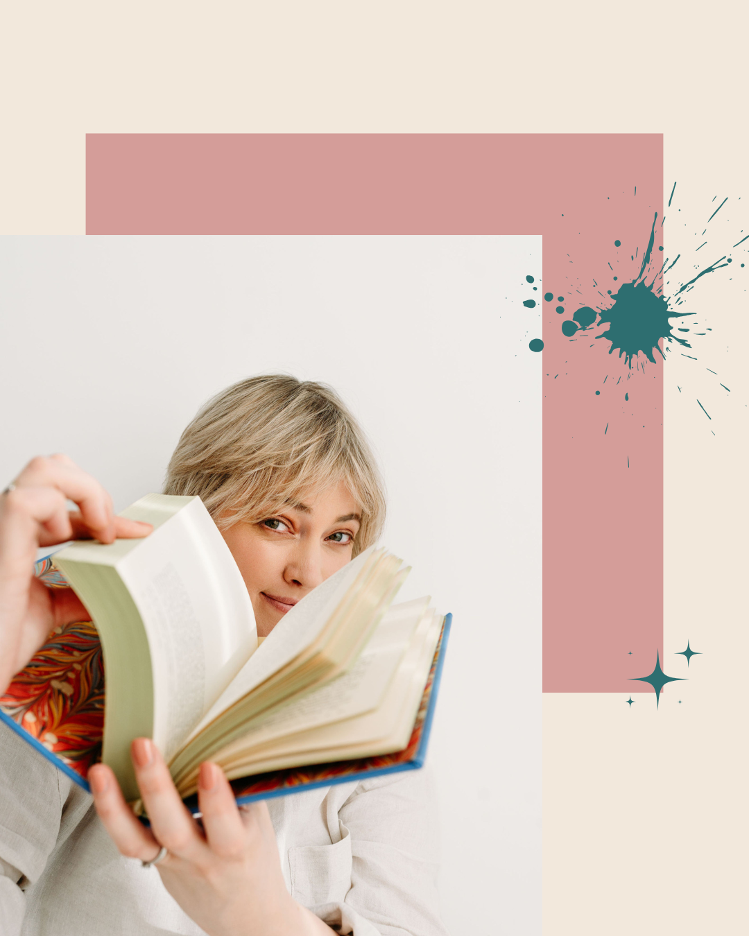 Rosanne Sarah, redacteur en schrijfcoach, bladert door boek en kijkt door de pagina's naar de camera – symbool voor verdieping in verhaalstructuur.