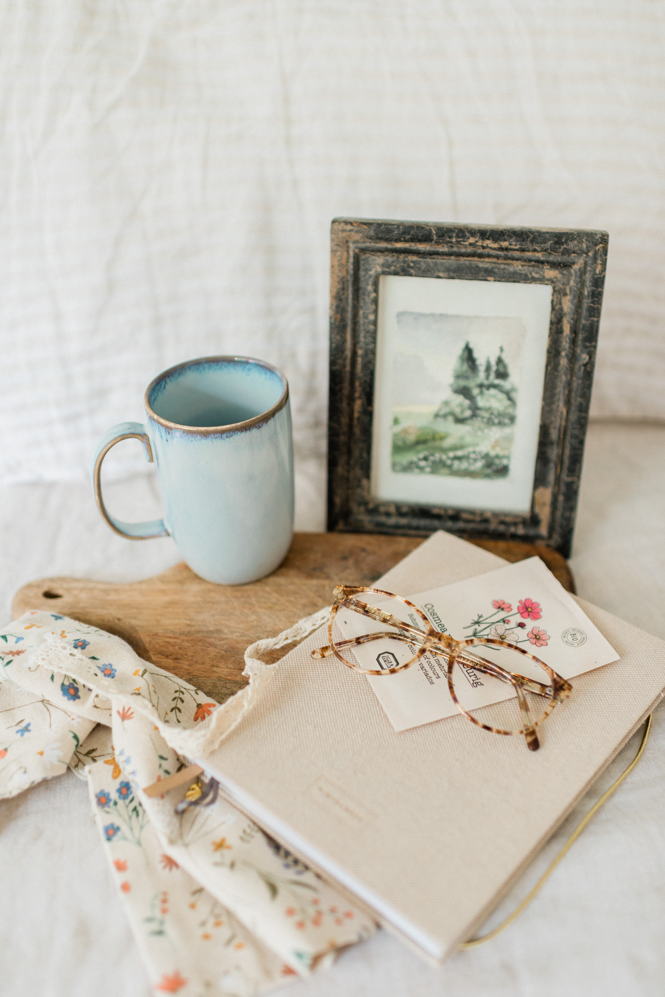 Notitieboekje met mok koffie of thee – inspiratie om outlinemethodes voor schrijvers uit te proberen