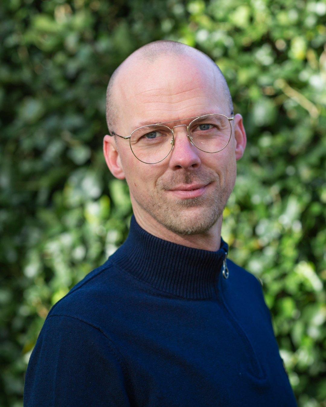 Auteur Guido van Aarnhem kijkt recht in de camera.