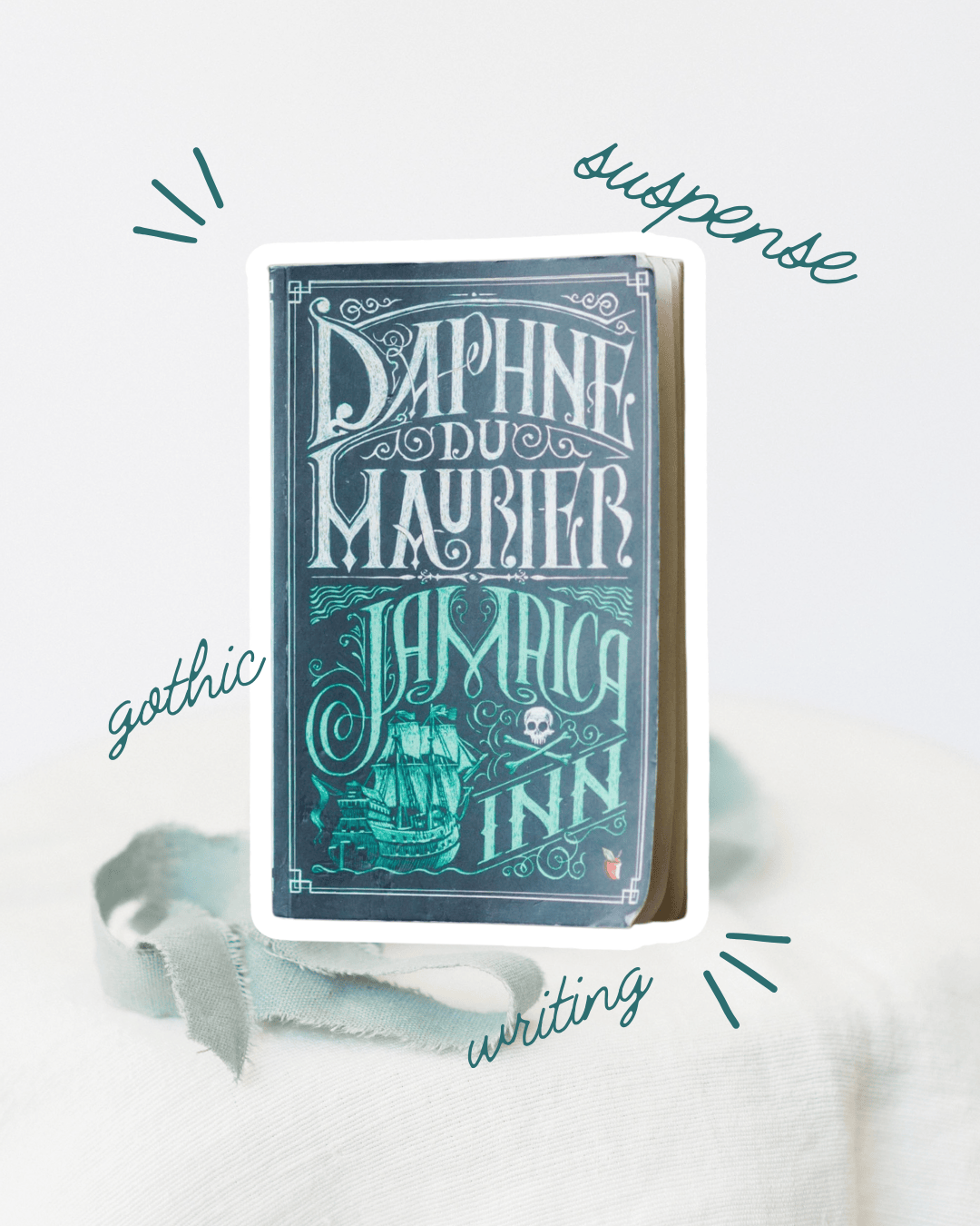 Boek Jamaica Inn van Daphne du Maurier op witte achtergrond met de woorden suspense, gothic en writing — blogpost over spanning in je verhaal door Rosanne Sarah redacteur en schrijfcoach.