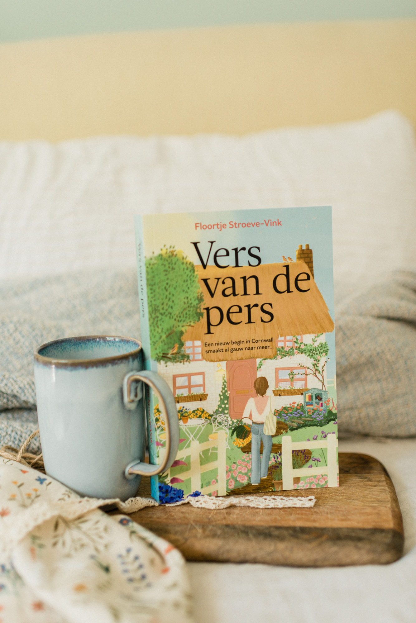 Boek 'Vers van de Pers' van Floortje Stroeve-Vink op een knusse, cozy achtergrond
