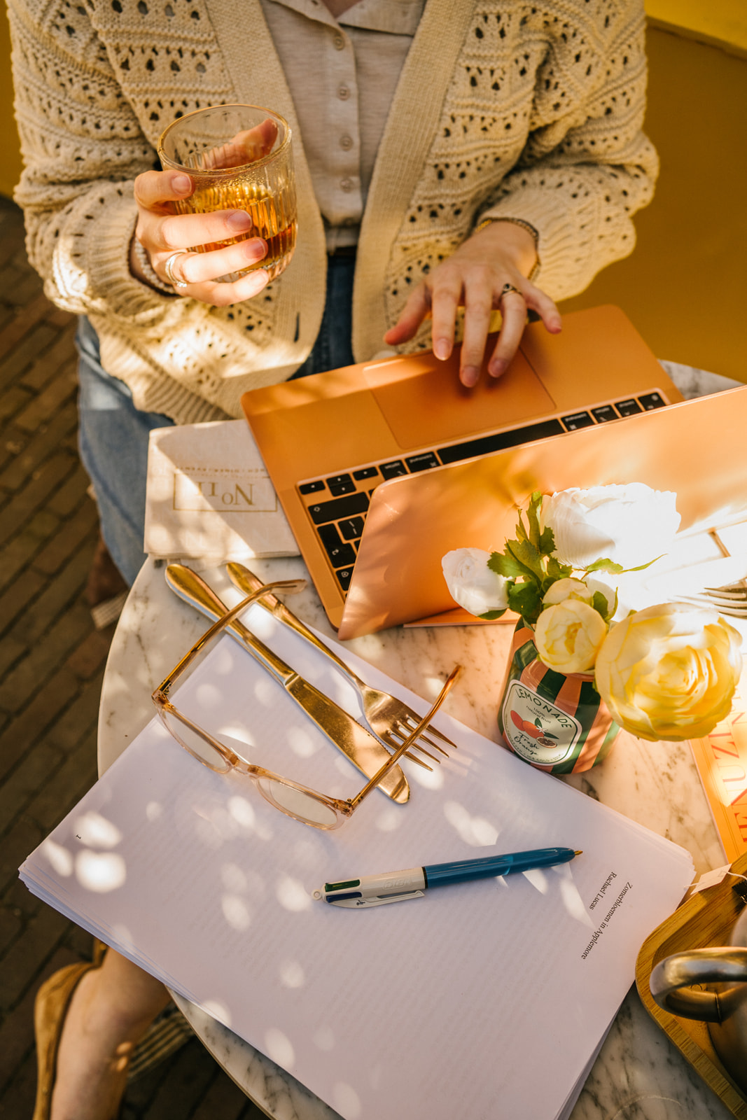 Redacteur Rosanne van Cruijningen zit achter haar laptop.