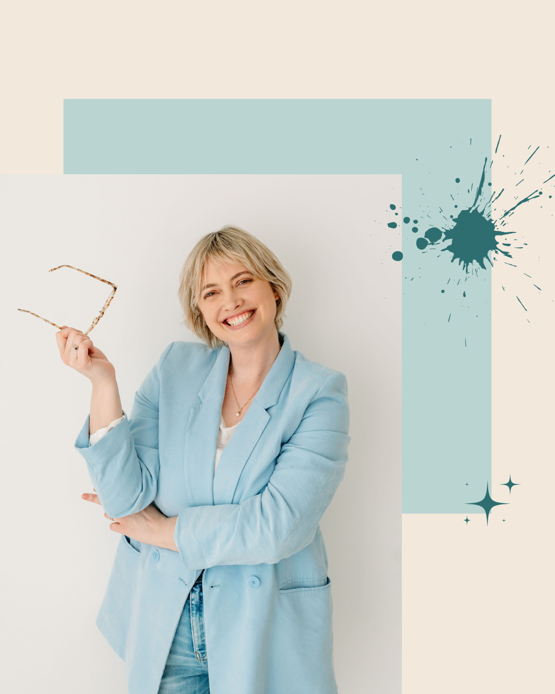 Lachende redacteur en schrijfcoach Rosanne Sarah met bril in de hand – helpt je het genre van je boek bepalen.