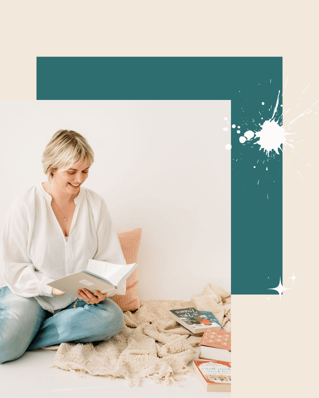 Redacteur en schrijfcoach Rosanne van Cruijningen leest omringd door boeken – symbool voor de kwetsbaarheid van een manuscript delen voor het eerst.